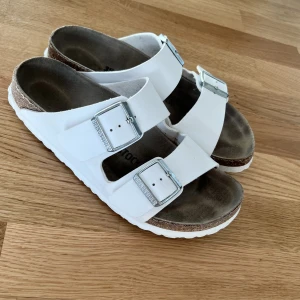 Birkenstock - Väl använda men välvårdade. Nytvättade. Skador som blir med tiden, se bild 3. 