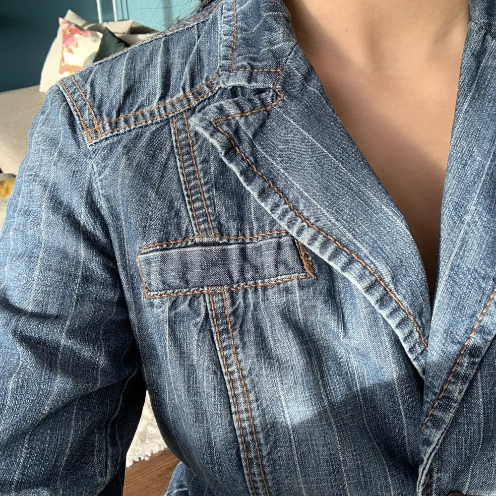 Jättesöt jeansjacka från Esprit som är perfekt till våren! Fint skick och sitter fint runt kroppen! Fler bilder finns, kontakta vid frågor! 💕. Jackor.