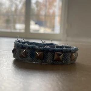 Nitarmband - Ett jättefint nitarmband som jag har köpt från ett UF företag Det finns tre olika storlekar att justera mellan så att det just passar dig❣️  Köpt för 200kr och säljer för 89kr