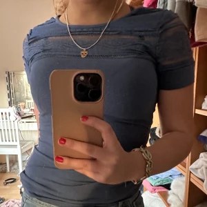 Blå t-shirt med detaljer - Snygg blå t-shirt med fina spets detaljer❤️