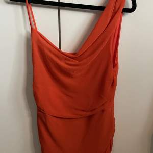 Orange glittrig klänning