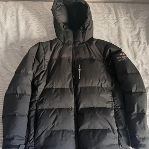 Sail Racing Cape down - Säljer min vinterjacka då den har blivit för lite, inga hål eller fläckar.  Skick 9/10.