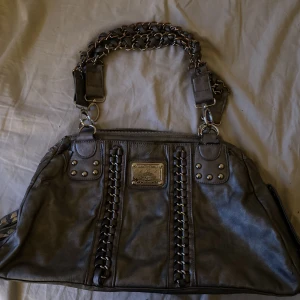 Stor väska med nitar - Väldigt rymlig väska med coola detaljer❤️‍🔥