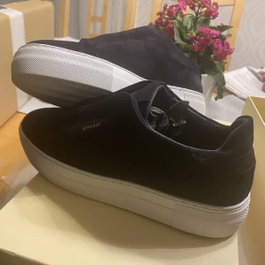 Helt nya arigatos stl: 42  - Säljer mina arigatos. Dom är i storlek 42 och i färgen ”Navy” dom är helt nya och oanvända. Låda ingår med påse och allt. Nypris 2200