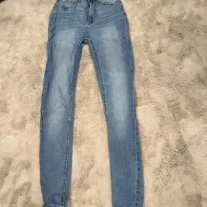 Blåa jeans, bra kvalite sitter bra