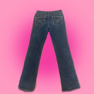 jeans  - pösiga jeans med kors på bakfickorna. lite slitna men ändå bra skick.  