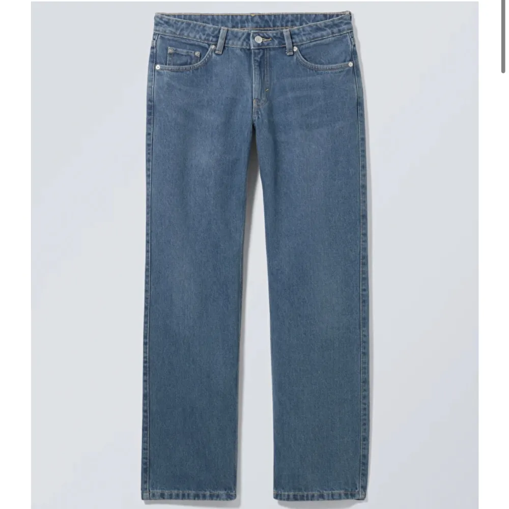 weekday straight arrow low jeans i färgen grey blue. använda en gång, säljer då de är för små för mig :) . Jeans & Byxor.
