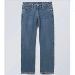weekday straight arrow low jeans i färgen grey blue. använda en gång, säljer då de är för små för mig :) 