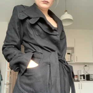 Snygg kappa - Nykemtvättad kappa som är jättesöt, som tyvärr inte kommer till användning. Det är en large men den känns som en s/m