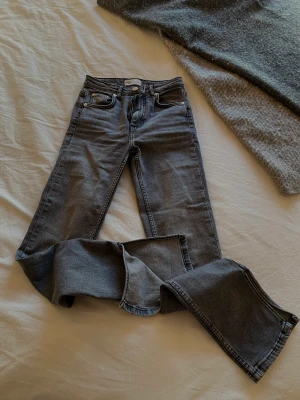 Jeans med slits/bootcut  - För små … 