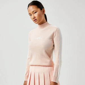 J lindeberg golf/ski merinoull tröja - Underbar merinoulltröja från J lindeberg. Passar utmärkt till både golf och skidåkning! Storlek XS och endast använts maximalt 3 gånger. Alltså superskick 💗 inköpt från Dormy för 1300kr. Spårbar frakt ingår dessutom i priset:) 