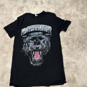 T shirt  - Svart oversize t shirt med tryck på, 