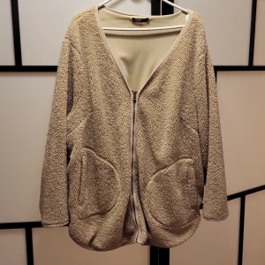 Tunn teddyjack strl 3XL - En tunn tröja/kofta/jacka i teddy. Använd men fint skick. 