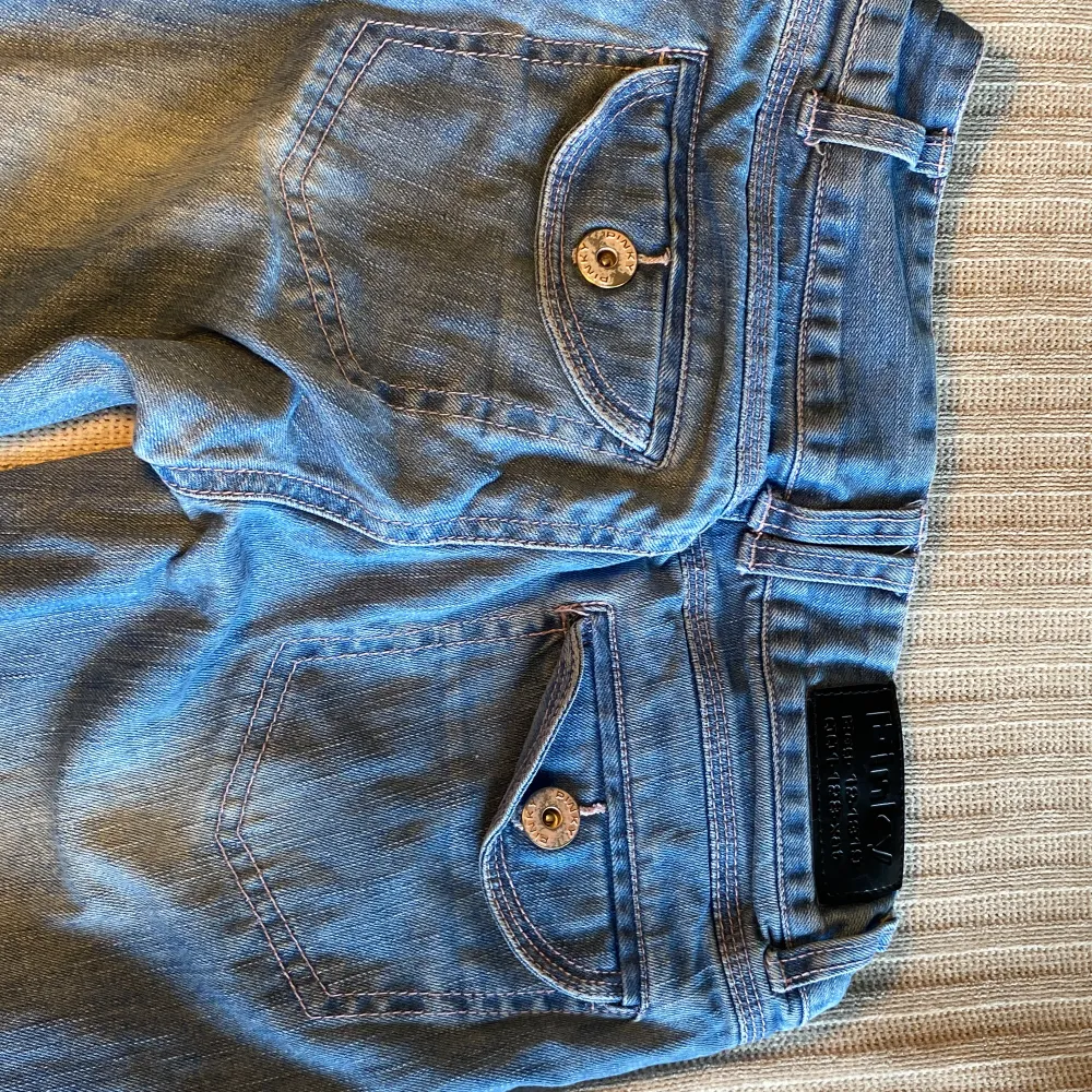 Förlåt för att byxorna är skrynkliga men kommer självklart stryka dessa vid köp 💗 Har använts några få gånger så de är i  fint skick ✨ Köpta för ca ett år sen, säljer då de inte passar längre 💓Lite större fickor än vanligt! 🎉  Kontakta för bilder,etc.😊. Jeans & Byxor.