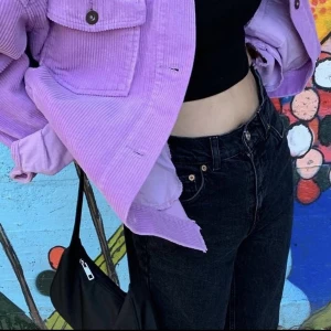 Manchester jacka  - En lila jacka från zara, använd enstaka gånger. Stl M, den sitter oversized på mig som är stl S. Om ni har några fler frågor kontakta mig! ☺️