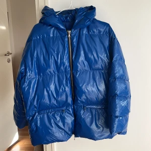 J Lindeberg Sloane Bright Poly  - Jättefin jacka från J Lindeberg, sparsamt använd!  Nypris är 5000, köpt på J.Lindeberg  i Åre. Skickas med spårbar frakt.