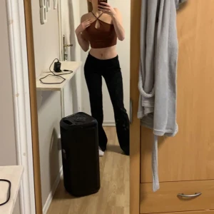 Low Waist Kostymbyxor  - Low waist kostymbyxor, från bikbok I nytt skick, köpta för 400 Frågor eller mer bilder på dm! Skickas med spårbar frakt!