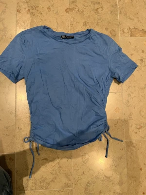 Sommar topp  - Jätte fin sommar topp från zara. Passar till nästan allt och sälj för att den inte kommer till användning 