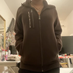 Kofta - Brun kofta med märket Equipe Sports Har luva och funkar som höst/vår jacka  Skriv privat för fler bilder Typ sail racing DOPE, storlek är 42/46 men passar på mig som är S