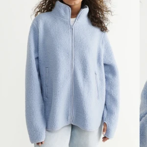 Ginatricot teddyjacka - Jättefin teddyjacka från Gina Tricot köpt för ett tag sedan men bara används ett fåtal gånger, därav är den i nyskick 😍 kostar 400 ny men jag säljer för endast 200❤️ Skriv för egna bilder! 