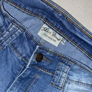 Vintage miss snob skinny jeans med unika broderingar i bakfickan. Använda 2/3 gånger.