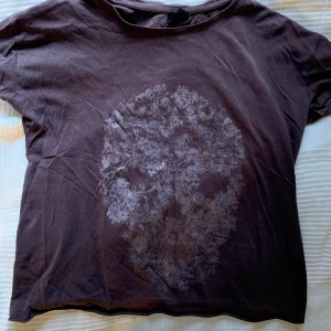 T shirt med dödskalletryck - Brun croppad t shirt med ett tryck av en dödskalle😊