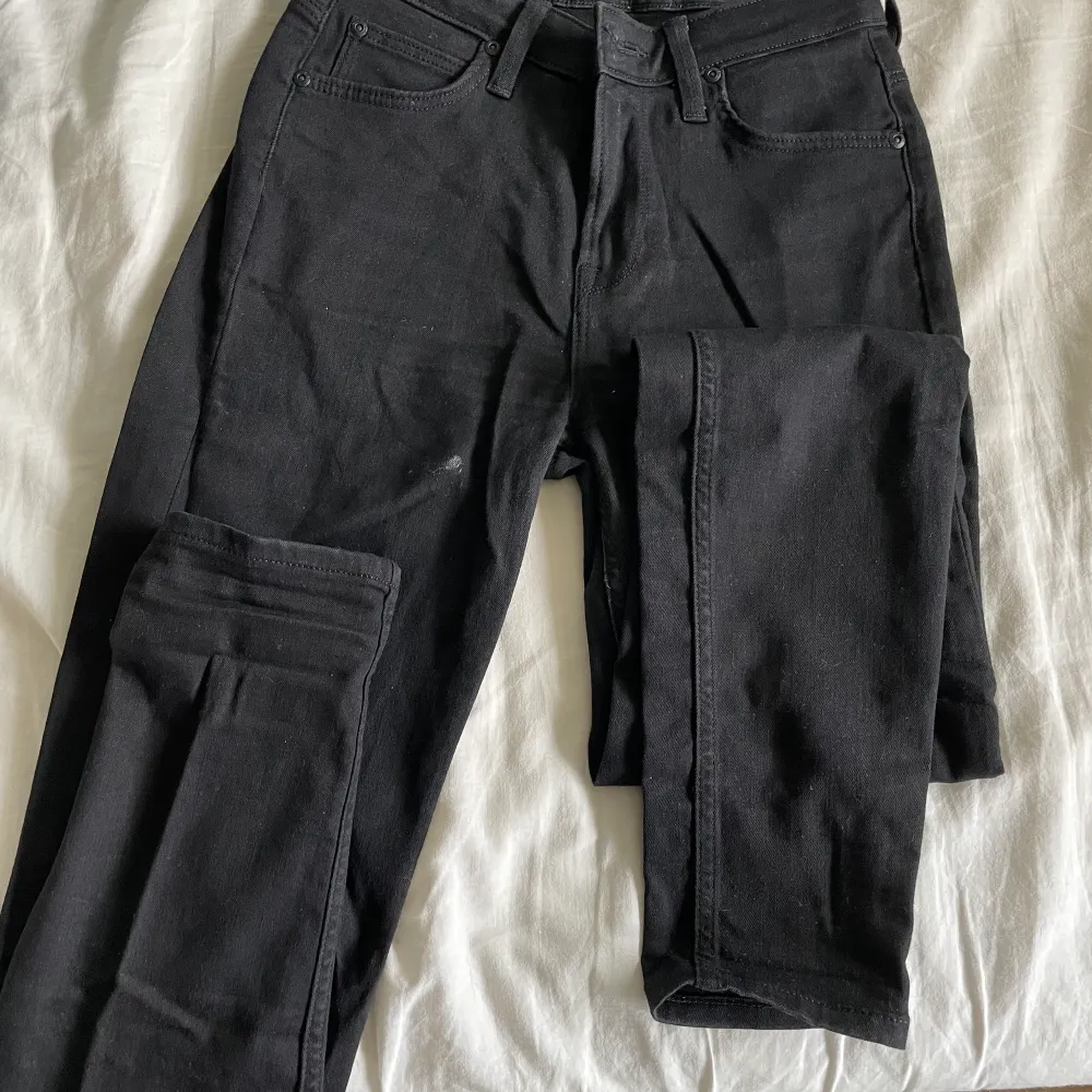 Säljer högmidje jeans från lee i svart, storlek w27 l33. Jeans & Byxor.