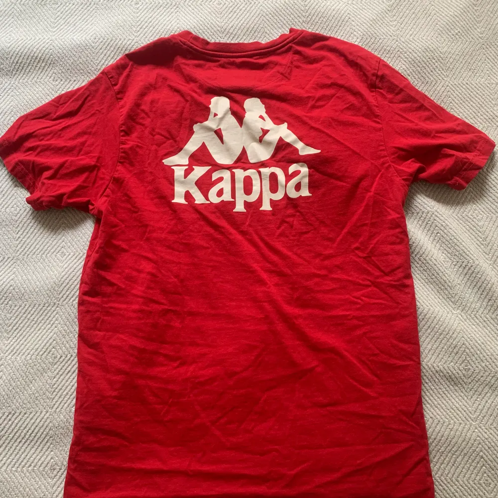 En röd Kappa t-shirt i unisexmodell. Använd men i bra skick. . T-shirts.