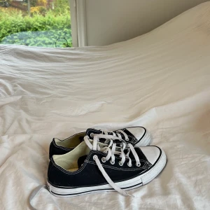 Converse - Låga svarta converese storlek 40, i fint skick💛använda 1-2 gg