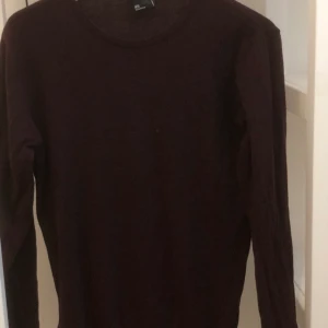 vinröd tröja - en vinröd tröja storlek XS