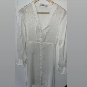 Klänning  - Jättefin tunn klänning som aldrig kommit till användning pågrund av att det it är min stil då d är mer Sthlm S stil. Inga fläckar nyskick. 