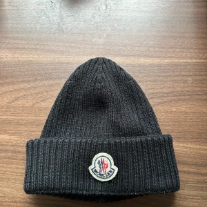 Moncler mössa - Säljer min moncler mössa som är använd ytterst få gånger. Skriv bara om ni är seriösa o intresserade. Priset går o diskutera men som sagt skambud tags bort. Kan stå för frakten