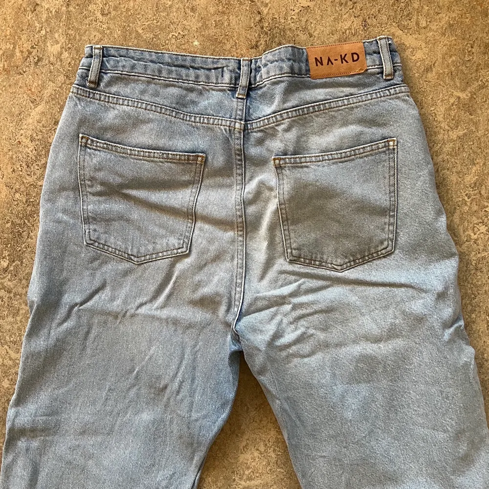 Högmidjade jeans från NA-KD. Oanvända men har legat i min garderob så de behöver strykas. Storlek 42 och långa ben Köparen står för frakt!. Jeans & Byxor.