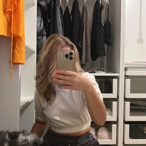 Topp - Säljer denna supersöta toppen med ballongärmar! Säljer den då jag tycker att den är lite väl liten på mig 😢😢