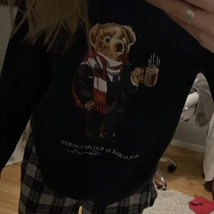 Tröja - Polo bear tröja som inte kommer till användning längre, bra skick! Osäker på storleken men skulle nog säga s❤️ Pris kan diskuteras vid snabb affär❤️ 350kr + frakt 