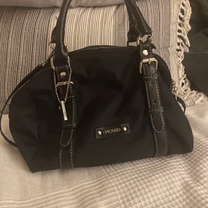 Svart väska - Säljer denna väska från PICARD, köpt från Sellpy. Använt få tall gånger🖤