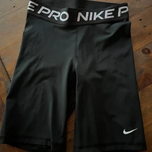 Nike pro shorts - Säljer mina Nike pro shorts i stl S för jag inte använder. Använda kanske en gång. Inga fläckar eller hål finns.