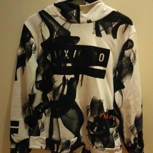 Tjocktröja - Svartvit Tjocktröja, lite använd, ny skick. Köpt för 400 kr.