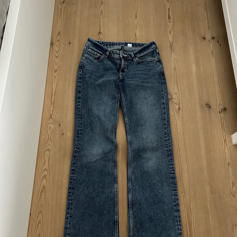 Skit snygga mid-rise jeans från zara, i storleken 38 💖Jeansen är blåa! Säljer pga att de är tyvärr för stora nu. Byxorna är i super bra skick!! 💞 Köpte för 359kr, säljer för 249kr 💖. Jeans & Byxor.