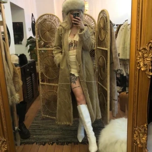 Varm lång pälskappa - Penny lane style, unik kappa inköpt på secondhand affär i Berlin  Köpte den för 150 euro