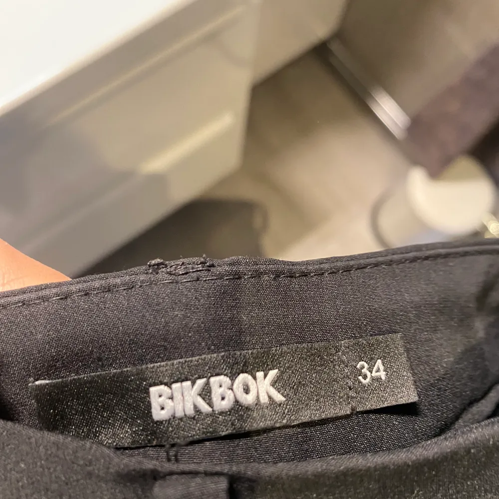 Vilma kostymbyxor från bikbok, super snygga men tyvärr blivit försmå, svarta, utsvängda, köpta för 499kr säljer för 250 ink frakt. Jeans & Byxor.
