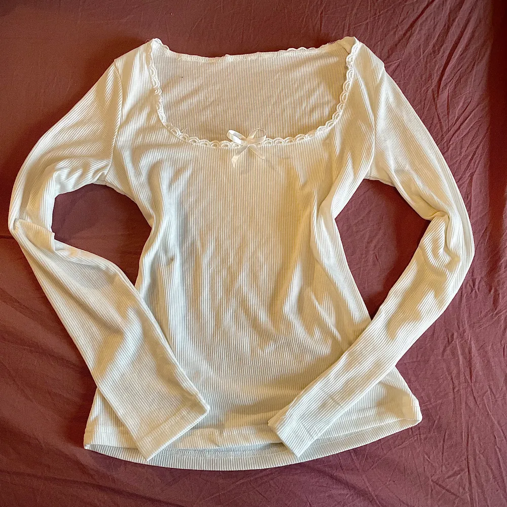 Hej jag säljer den här toppen tröjan som inte kommer till användning. Den har en liten sminkfläck på sig som jag vissar på andra bilden med syns knappt! 💕 Frakten ligger på 45kr <33. Toppar.