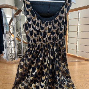 Klänning guld svart  - Storlek 38  Fint skick 