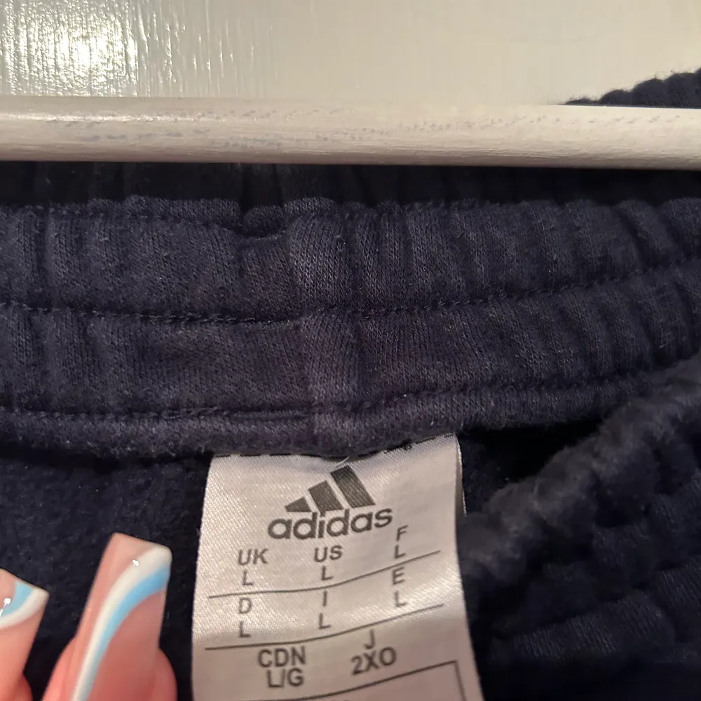 Adidas mjukisar i storlek L men passar även dig som bär M I bra skick  Hämtas i Eskilstuna eller skickas mot att köpare står för frakten . Jeans & Byxor.