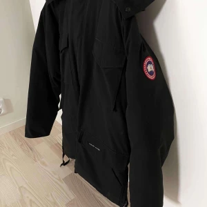 Canada goose - Använd endast En gång då jag ville prova den men jag behöver inte jackan så säljer dne nu för bra pris då den är ny och äkta. Storlek M