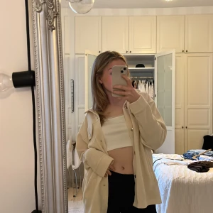 Overshirt  - Ljusbeige overshirt i manchestertyg från Nelly! Storlek xs men är oversized i modellen!