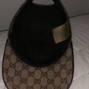 Gucci keps begie. - Gucci keps säljs för 2000 kronor! Guccikepsen är storlek m (58cm)  Det finns endast till 31 oktober att beställa den! Alla varor är endast beställnings varor! Det är pågrund av att de kommer från Tyskland då vårat lager är där!