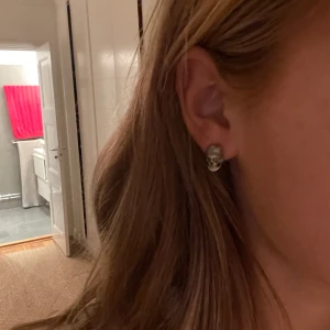 Ett döskalle örhöbge - Säljer mitt super fina döskalle örhöbge som man inte kan få tag på längre! Vet inte vart den är ifrån❤️ (köparen står för frakt) 