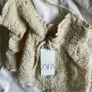 Zara topp - Säljer mitt fina zara linne i nyskick då det inte kommer till andvändning💗💗
