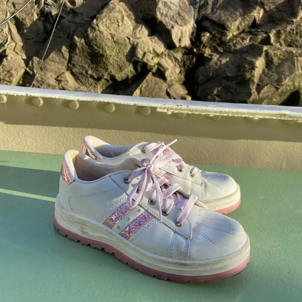 Jätte söta vita sneakers med rosa detaljer. Köpta secondhand så lite ingångna men ändå fräscha. Märket är 725 Originals i storlek 39. Köparen står för frakt<3. Skor.